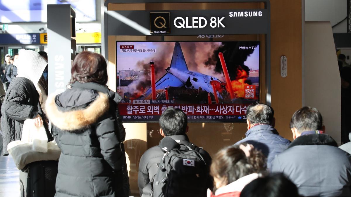 Varias personas se enteran del accidente por televisión en la estación de Seúl