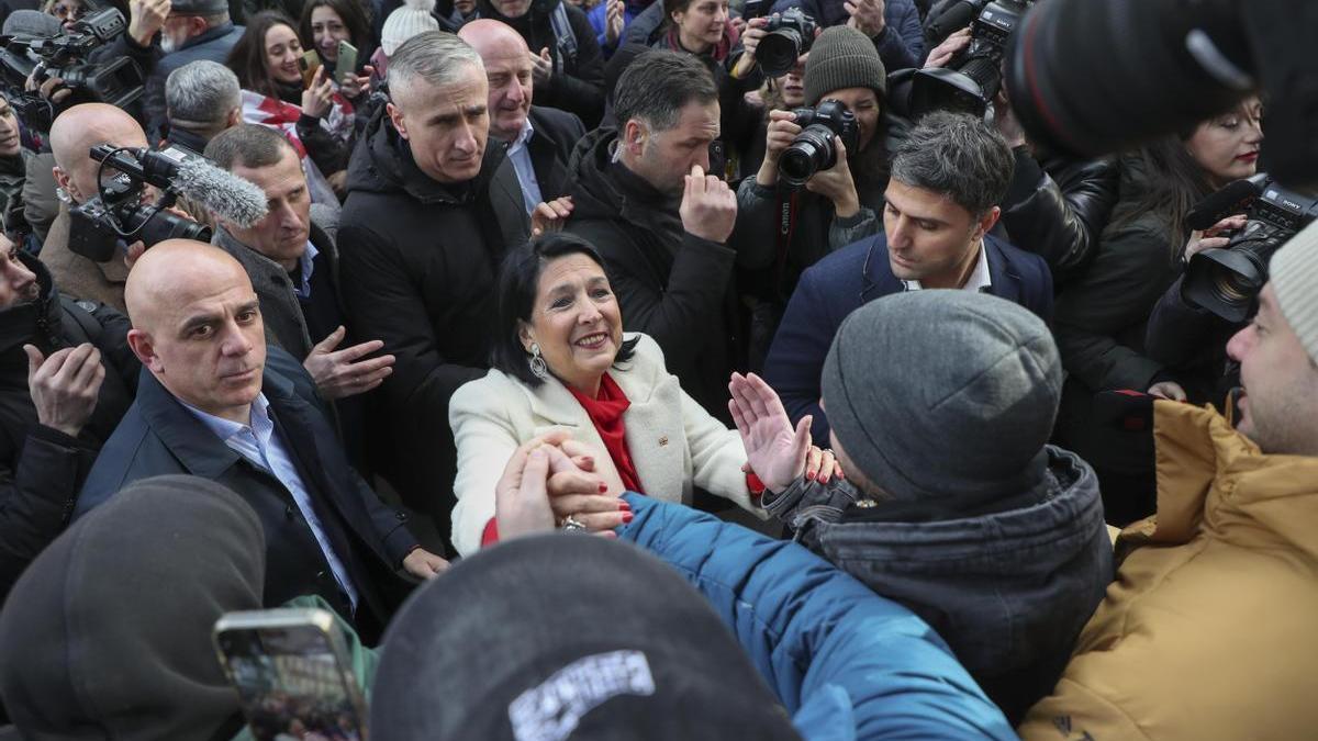 La saliente presidenta del Gobierno georgiano, Salome Zourabichvili, saluda a sus votantes tres ofracer un discurso en el Palacio Orbeliani, en Tbilisi, este domingo.