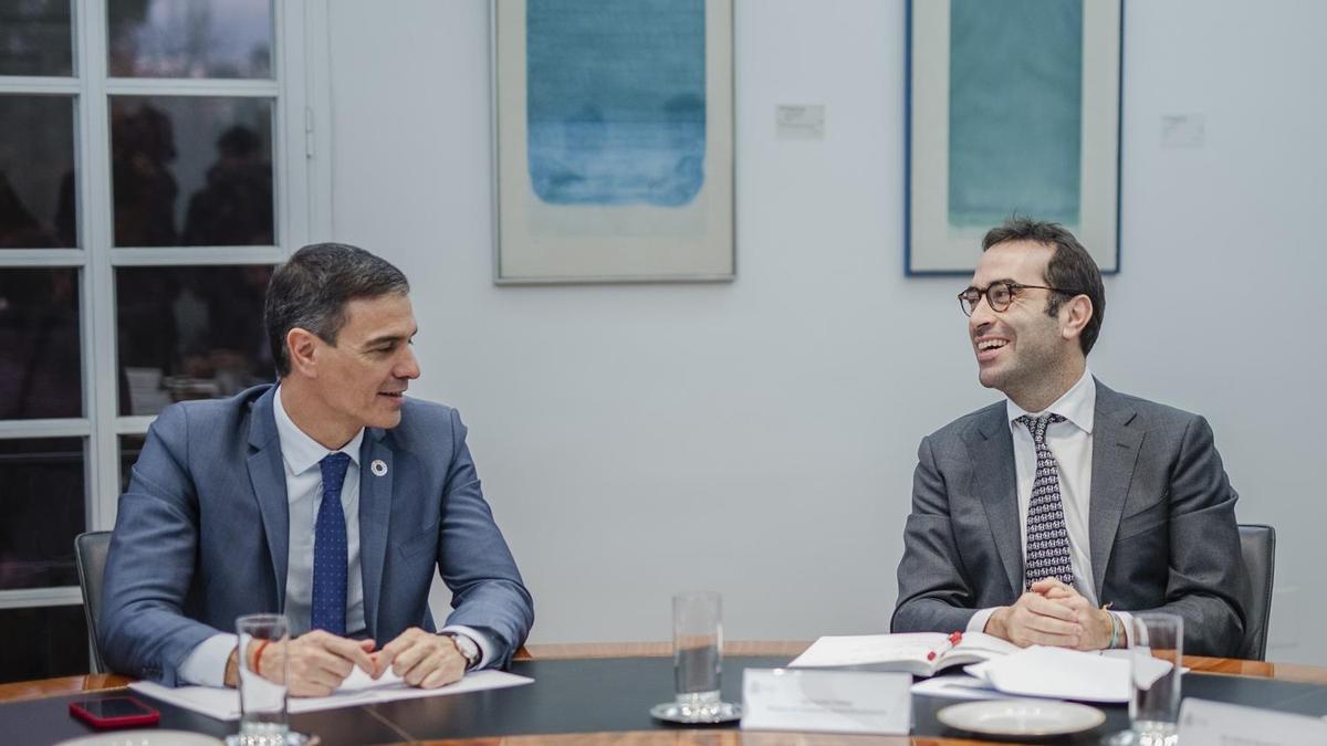 El presidente del gobierno, Pedro Sánchez y el ministro de Economía, Carlos Cuerpo.