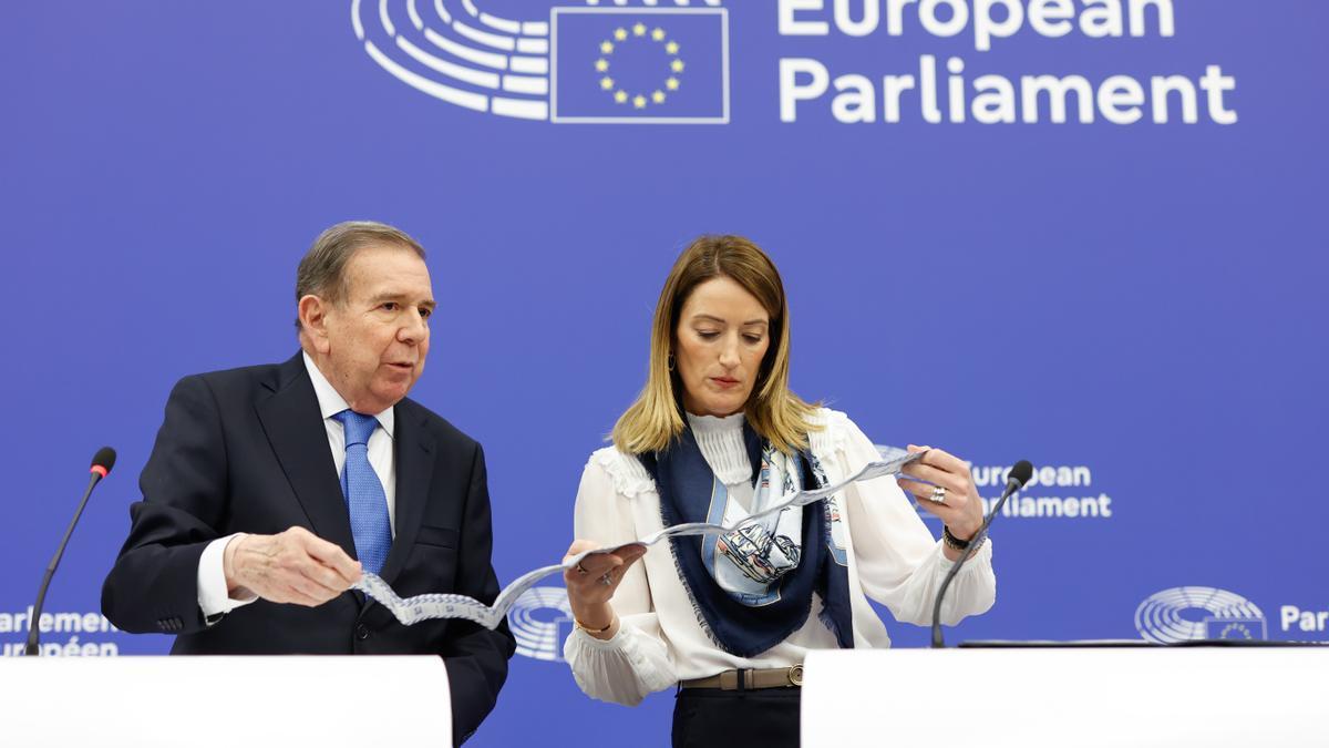 Edmundo González muestra a la presidenta del Parlamento Europeo, Roberta Metsola, actas electorales durante una rueda de prensa antes de la ceremonia por el premio Sájarov.