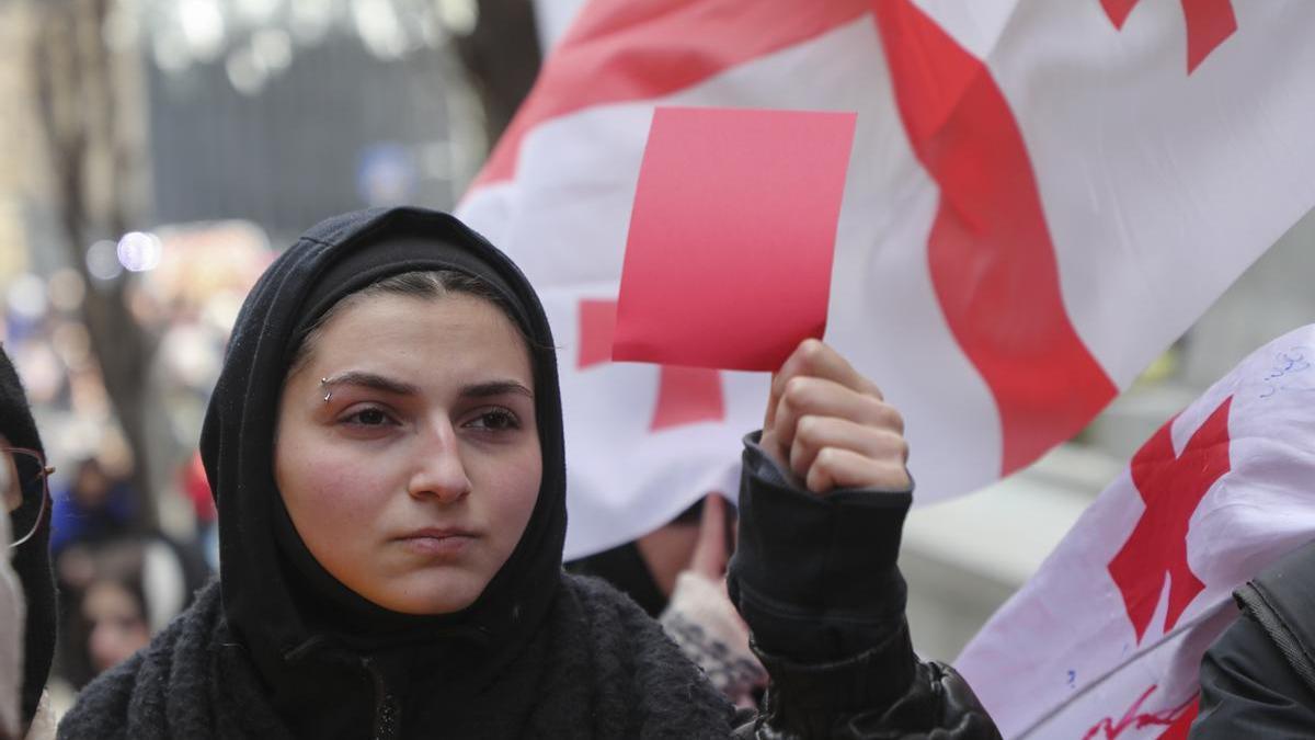 Una mujer protesta ante la investidura del nuevo presidente de Georgia en Tbilisi, este domingo.