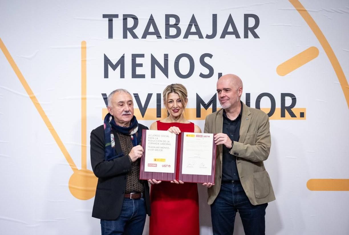 La vicepresidenta y ministra de Trabajo, Yolanda Díaz, junto a los líderes de CCOO, Unai Sordo (d), y de UGT, Pepe Álvarez (i).