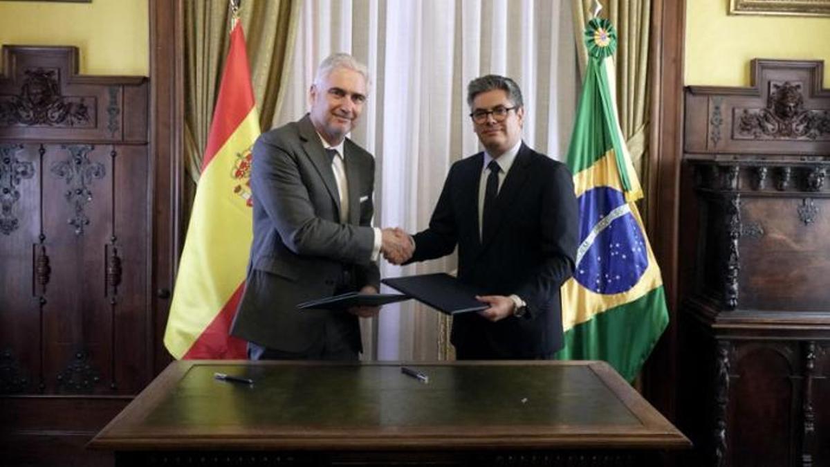 El Embajador de Brasil en España, Orlando Leite Ribeiro, y el Vicepresidente Ejecutivo de IFEMA Madrid, Daniel Martínez, firmando el acuerdo de colaboración