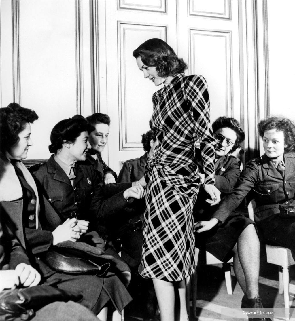 'Service women at a fashion salon' de Lee Miller