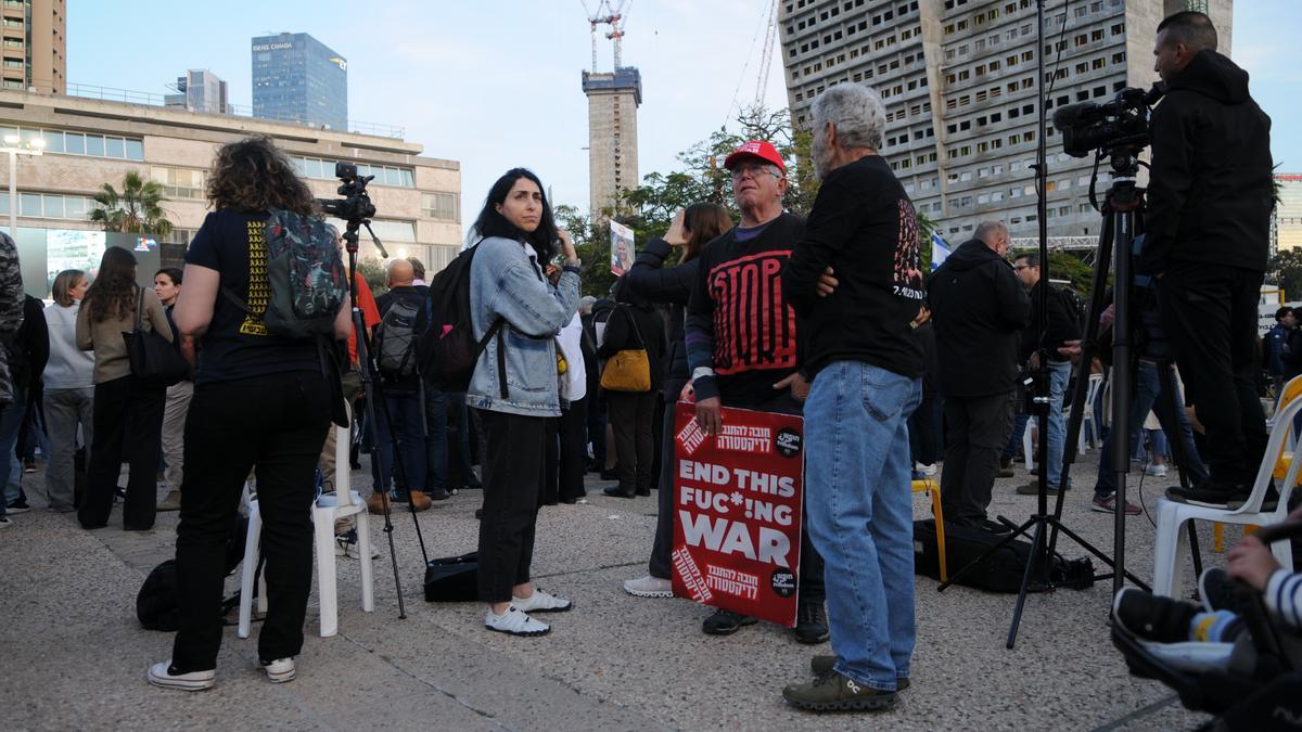 Asher y Koby esperan la liberación de rehenes en Tel Aviv al tiempo que protestan contra la guerra en Gaza.