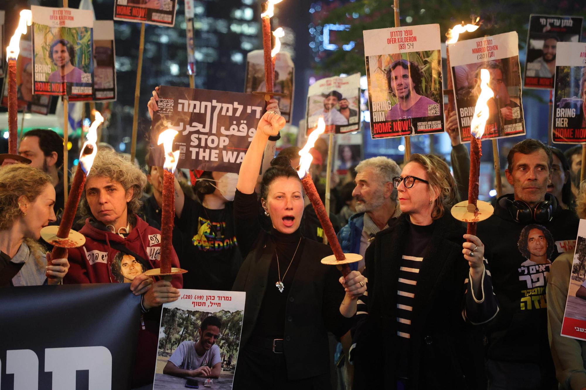 Familiares de los rehenes israelíes celebran el acuerdo durante una protesta frente a la sede del partido de Netanyahu en Tel Aviv