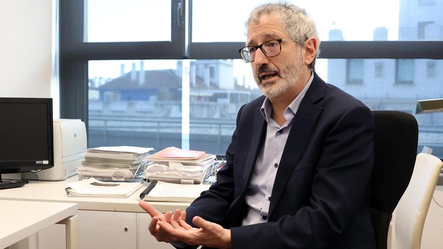 Carlos Martín Urriza, portavoz económico de Sumar, en su despacho en el Congreso durante la entrevista con elDiario.es.