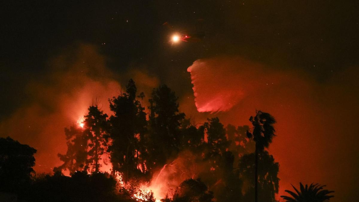 Los bomberos luchan contra el incendio Sunset Wildfire en Los Ángeles, California