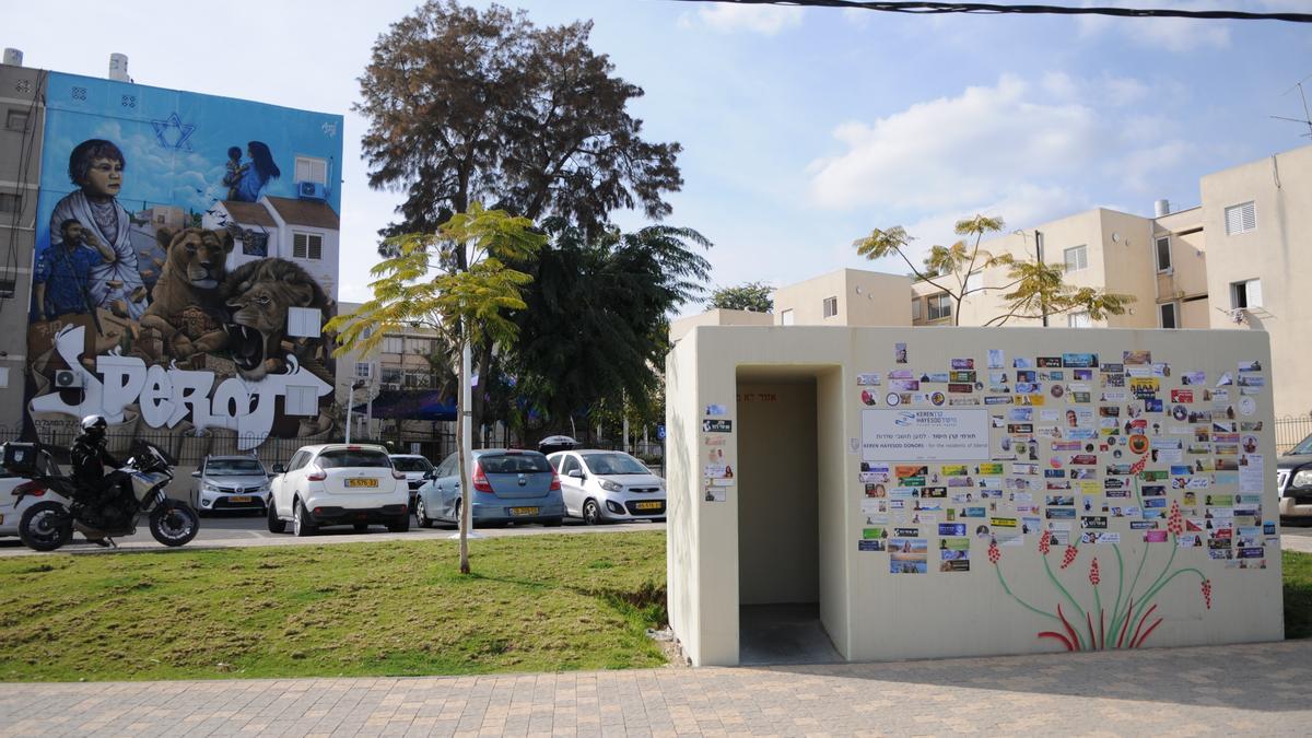 Imagen de un refugio y un mural de la ciudad frente a la antigua comisaría.