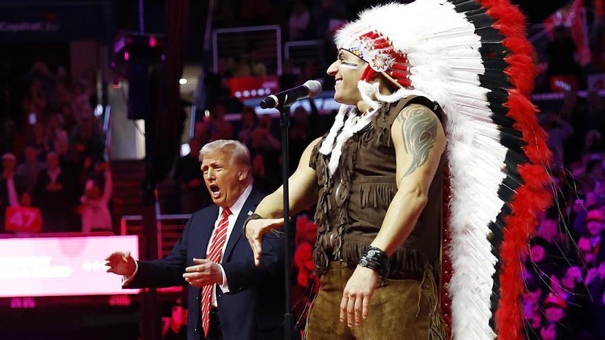 Donald Trump, compartiendo escenario con Village People