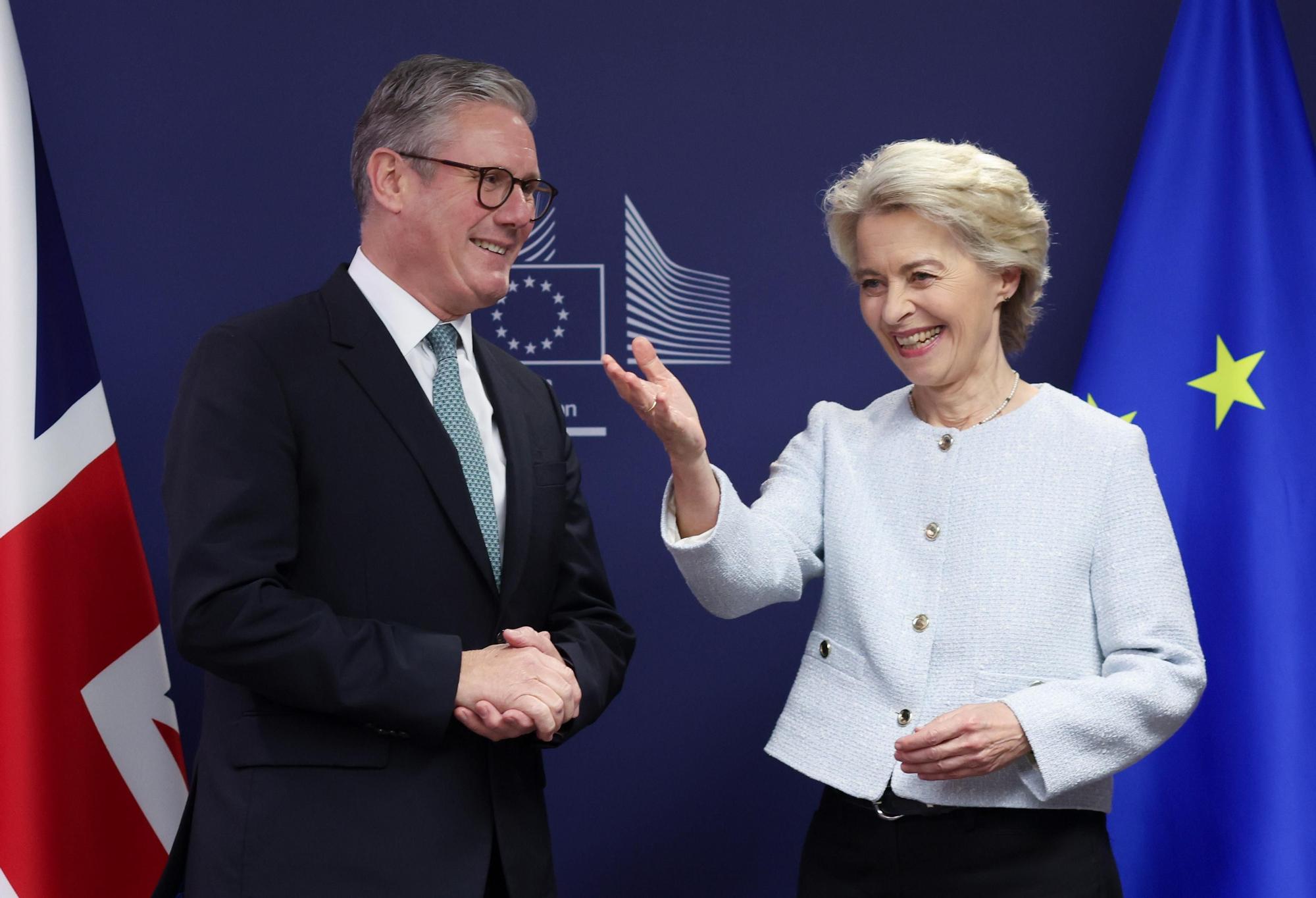 El primer ministro británico, Keir Starmer, con la presidenta de la Comisión Europea, Ursula Von der Leyen