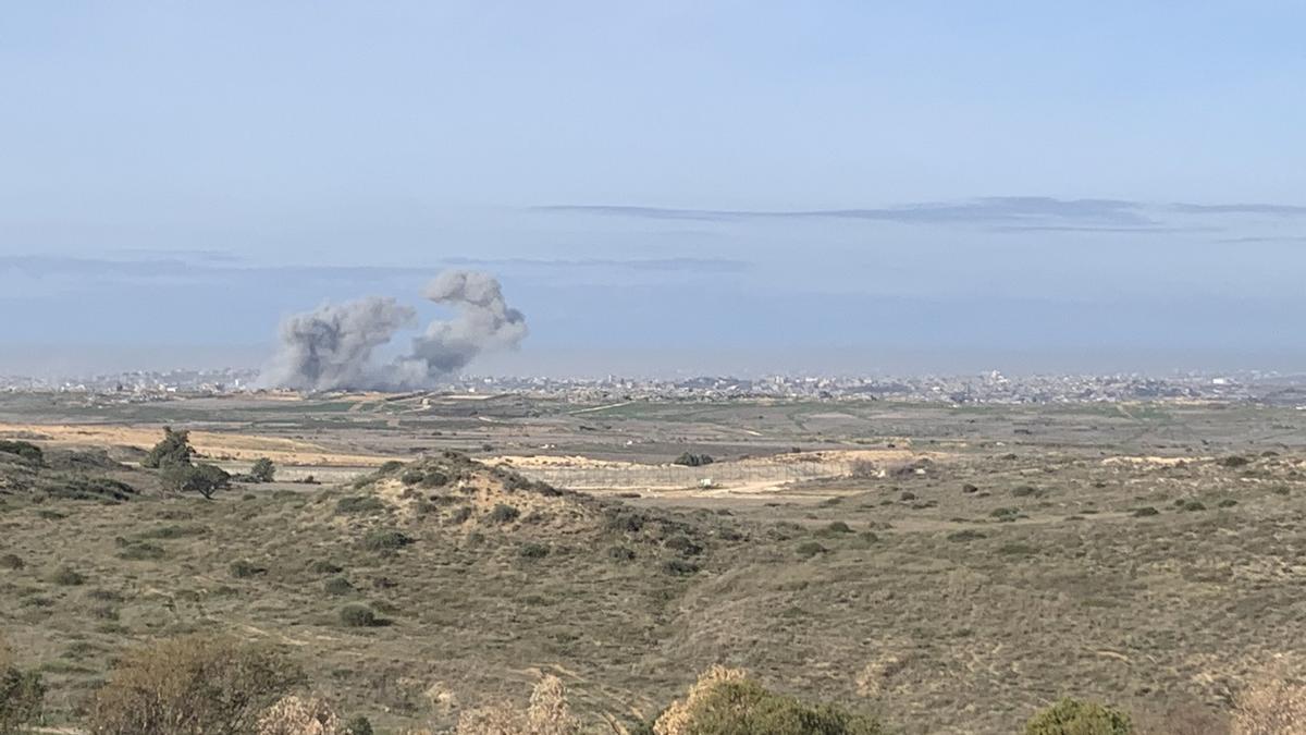 Imagen de un bombardeo israelí en la Franja de Gaza captado desde Sederot.