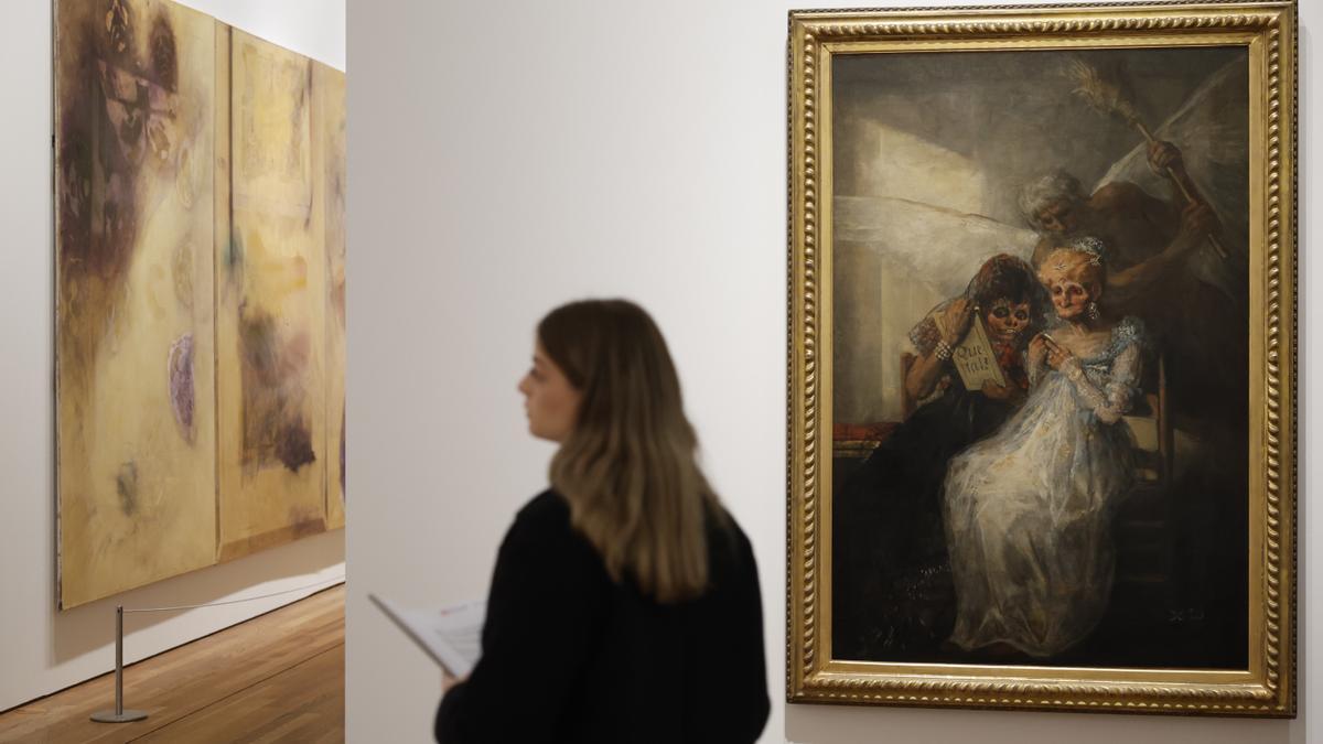 Una mujer pasa junto a la obra  'El tiempo y las viejas' en la exposición 'Sigmar Polke. Afinidades desveladas'