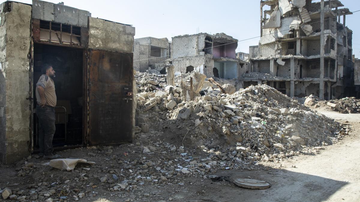 Abu Maher en la puerta de la tienda que pretende reconstruir, junto a su casa destruida, en el barrio damasceno de Tadamon el 8 de enero de 2025.