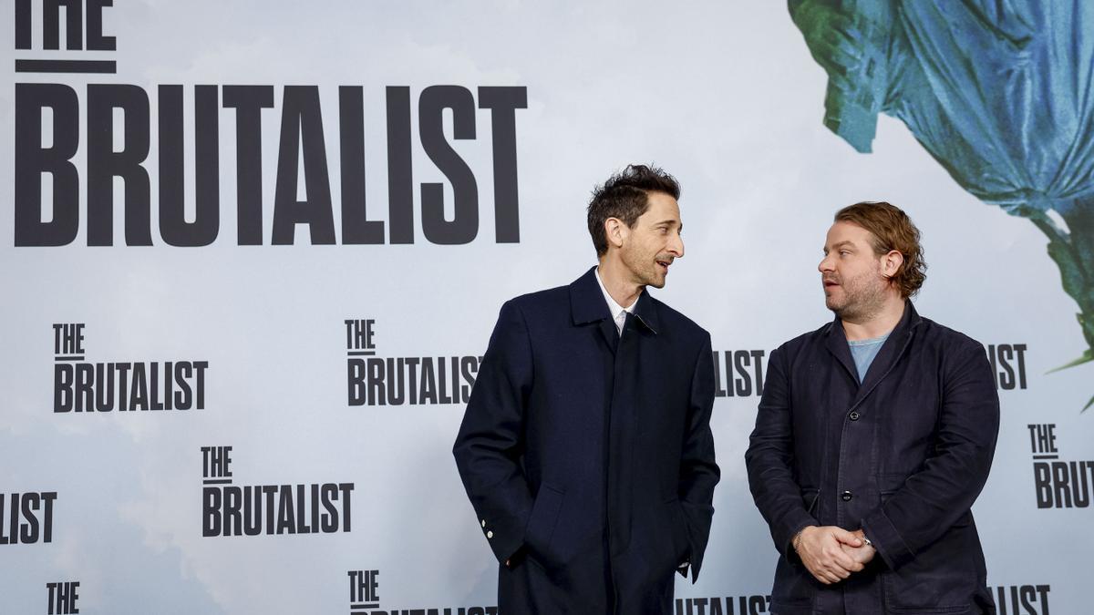 El actor Adrien Brody (i) y el cineasta y también actor Brady Corbet, durante la presentación este viernes en Madrid de 'The Brutalist'