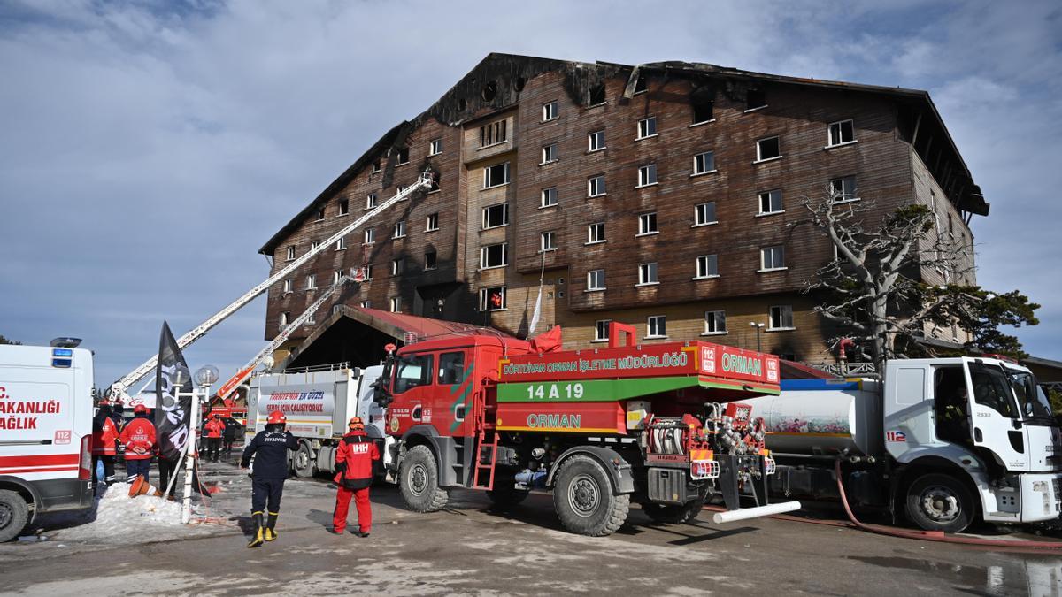 Al menos 66 muertos en el incendio de un hotel de esquí en Turquía