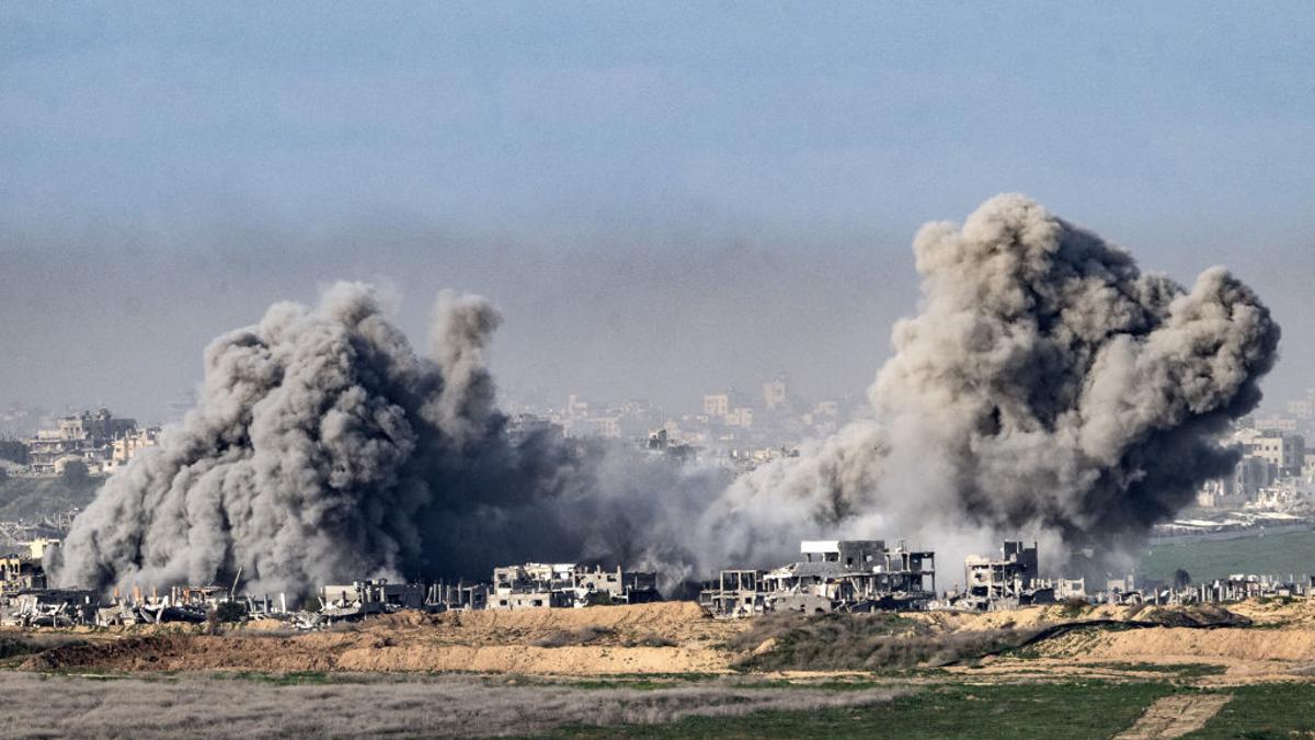 Imagen de un bombardeo israelí en Gaza visto desde Sederot.