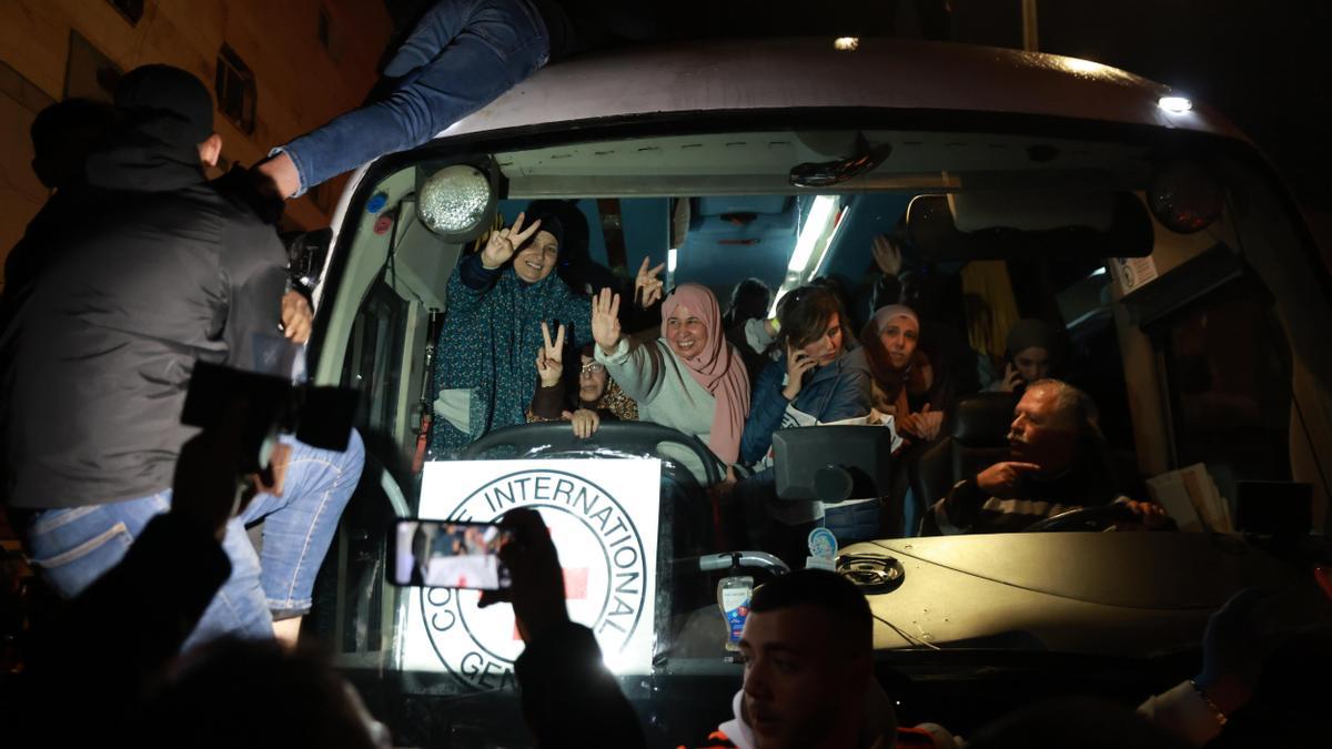 Un autobús que transporta a prisioneros palestinos liberados de la prisión militar israelí de Ofer llega a Ramallah, a primera hora del 20 de enero de 2025, en medio de un acuerdo de alto el fuego y liberación de rehenes entre Israel y Hamás. EFE/EPA/Alaa Badarneh