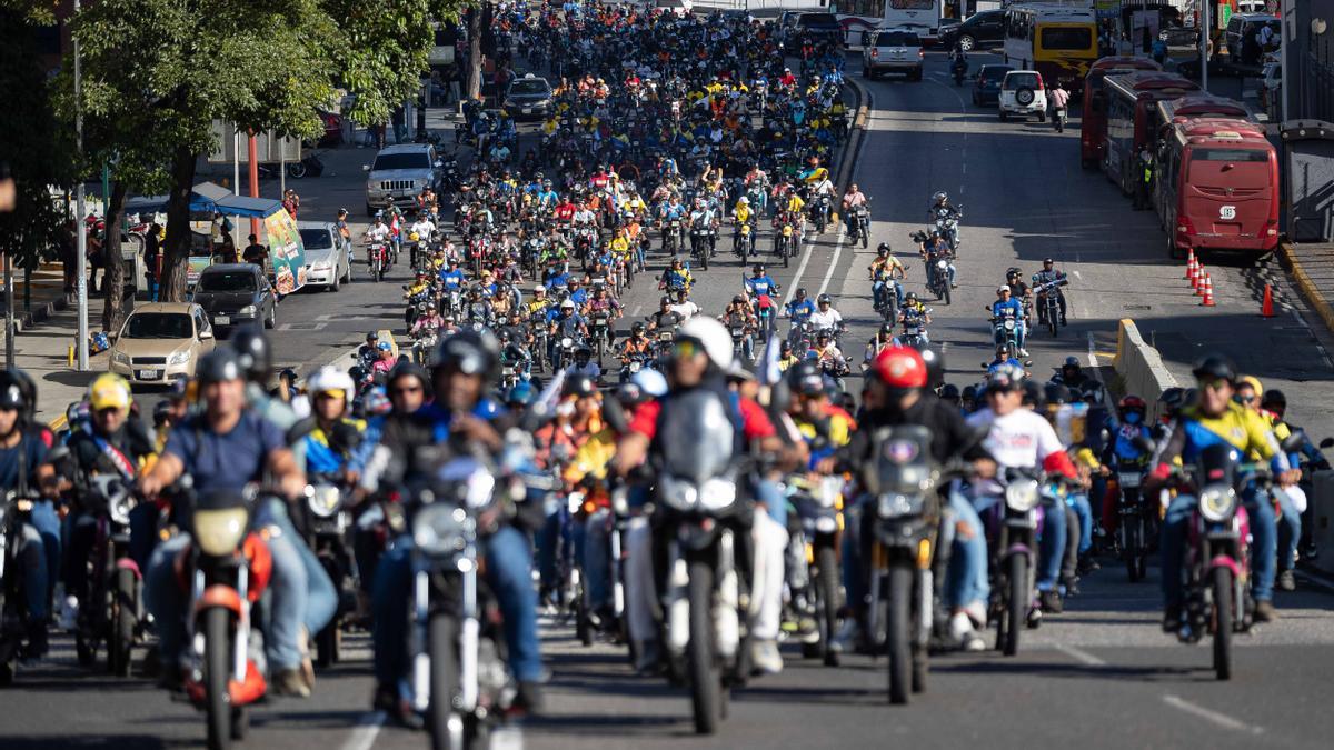 Motociclistas participan en una caravana chavista en respaldo al presidente de Venezuela, Nicolás Maduro, este miércoles 8 de enero en Caracas. EFE/ Ronald Peña R