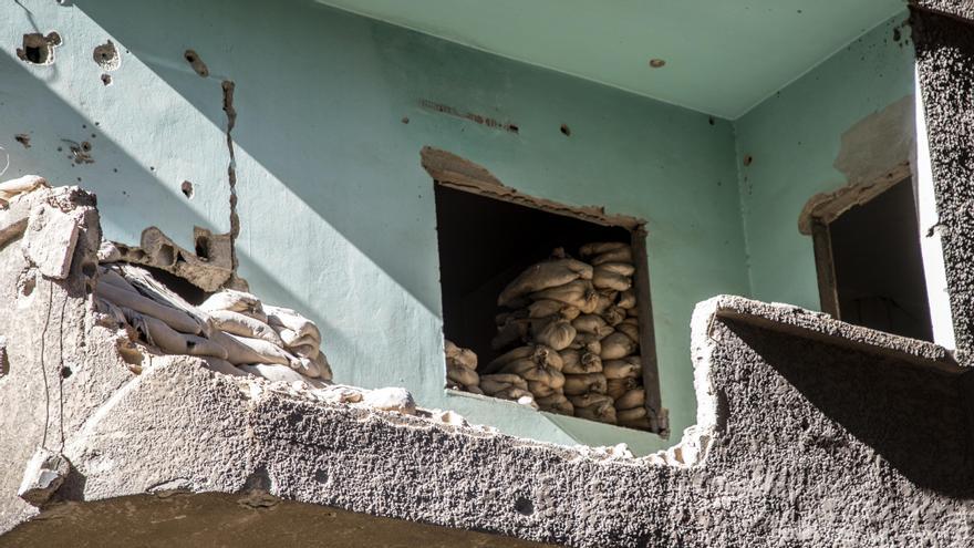 Sacos de arena en la ventana de una vivienda que fue empleada por los combatientes de uno de los dos bandos del conflicto en Tadamon, en el sureste de Damasco.