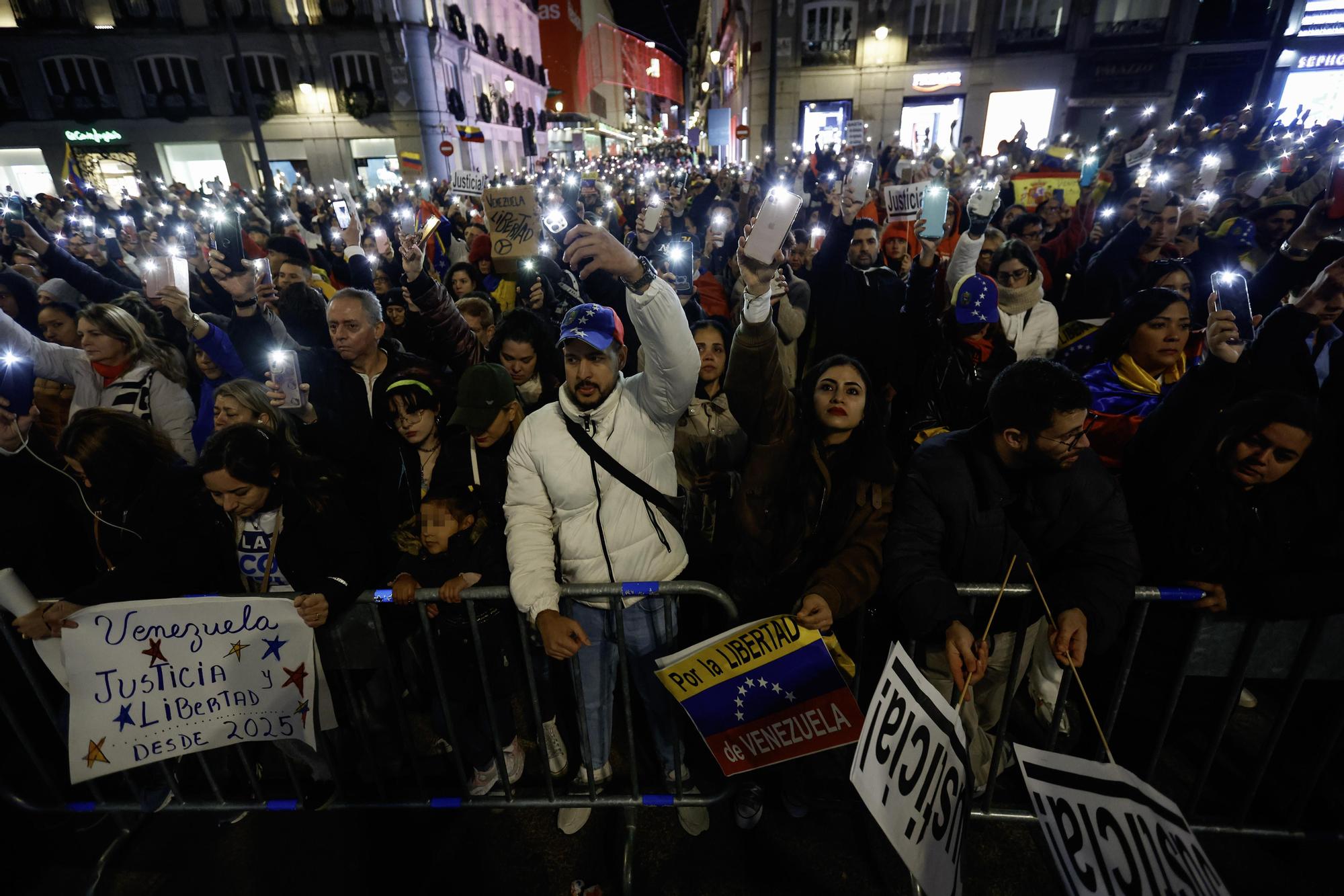 Manifestación en apoyo a Edmundo González en la Puerta del Sol de Madrid