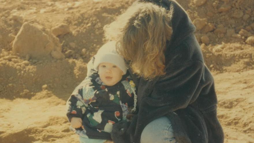 Captura de una arqueóloga del documental, junto a su hija