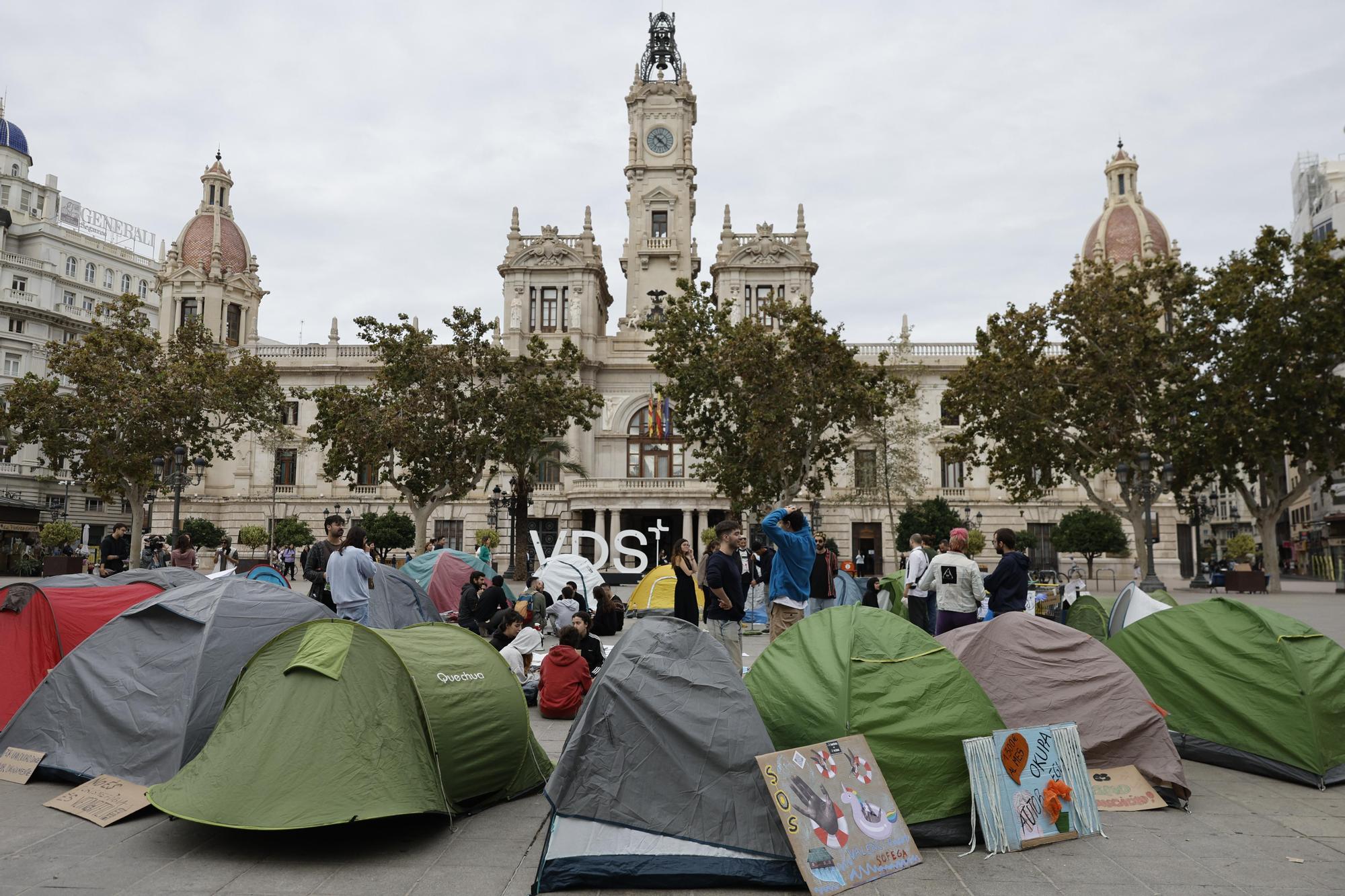 Decenas de jóvenes acampan en Valencia por el derecho a la vivienda tras una manifestación masiva en octubre