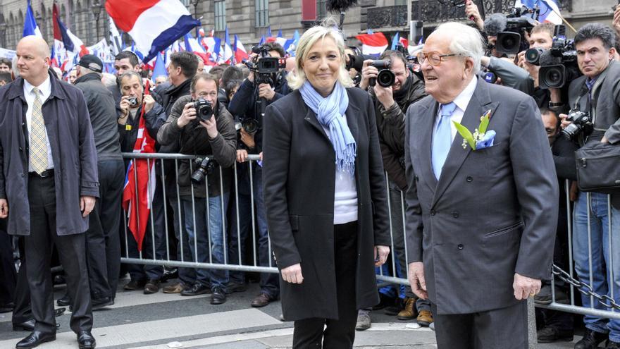 Jean-Marie Le Pen junto a su hija, Marine Le Pen, en una imagen de archivo.