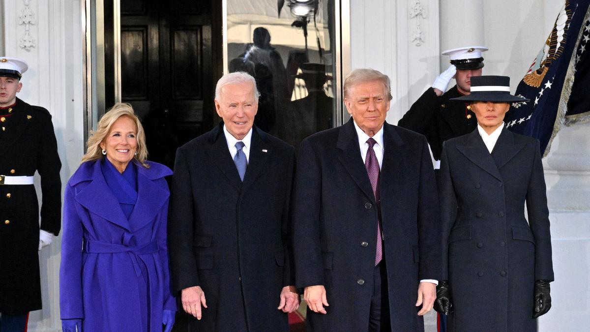 El presidente de EEUU, Joe Biden, y la primera dama, Jill Biden, posan junto al presidente electo Donald Trump y Melania Trump a su llegada a la Casa Blanca en Washington, DC, el 20 de enero de 2025.