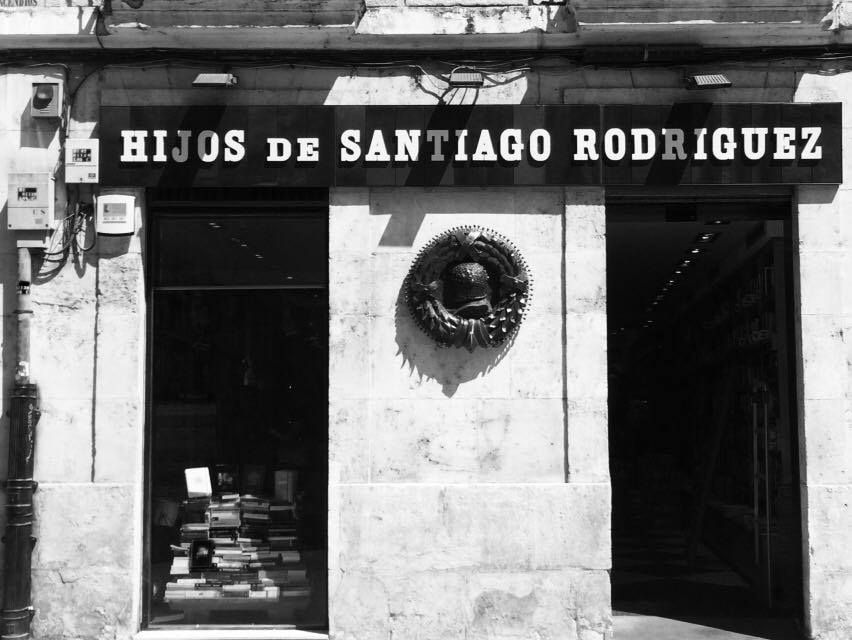 Fachada de la librería Hijos de Santiago Rodríguez, la más antigua de España