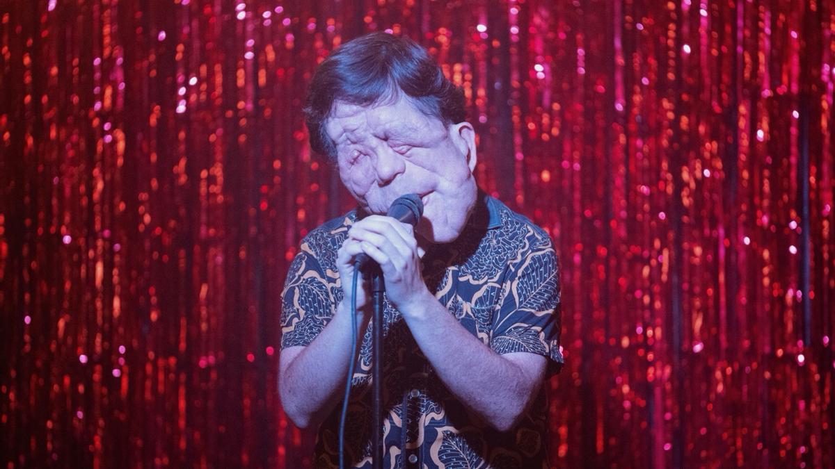 Adam Pearson cantando en una escena de 'A Different Man'