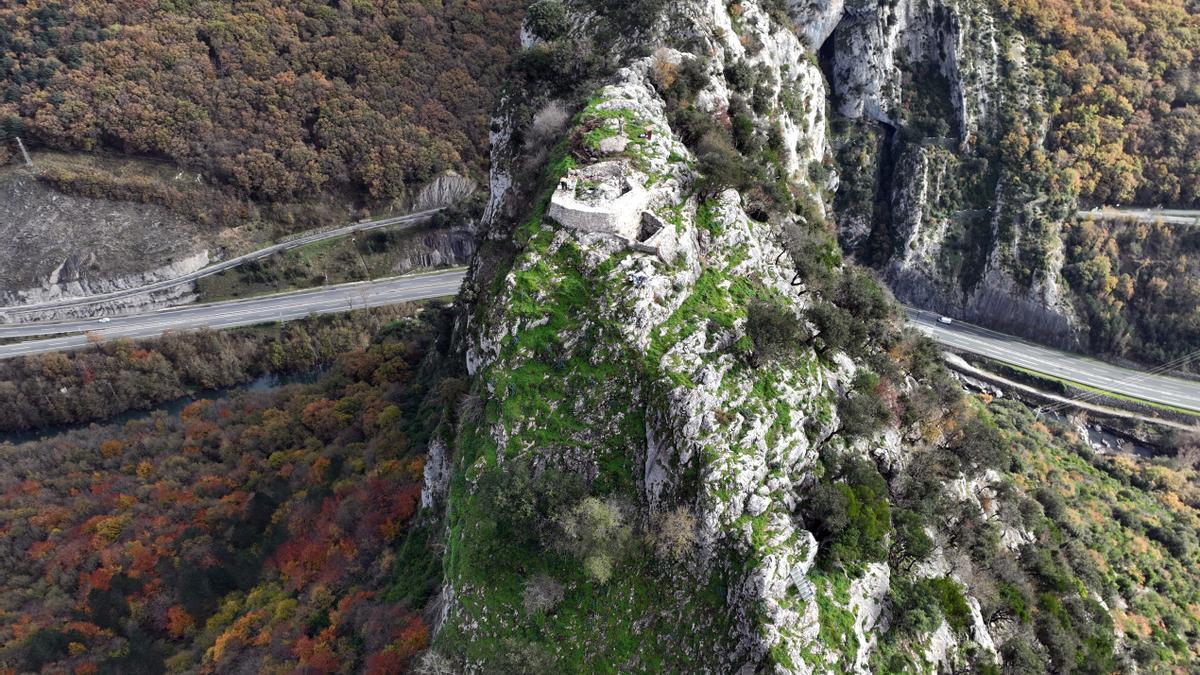 El castillo roquero de Aixita, también recuperado, a vista de dron