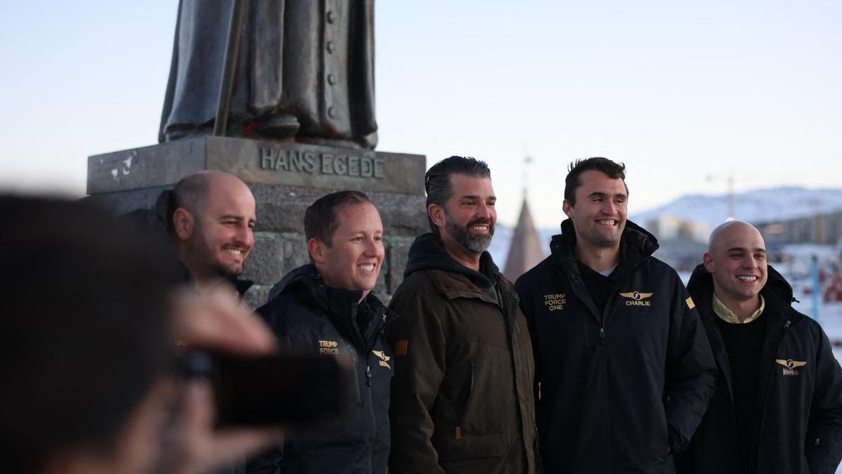 El empresario estadounidense Donald Trump Jr., en el centro, en Nuuk, Groenlandia, este martes.