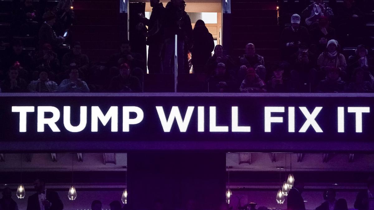 Partidarios del presidente electo Donald Trump esperan el inicio de un mitin con él en el Capital One Arena en Washington, DC (EE.UU.). EFE//WILL OLIVER