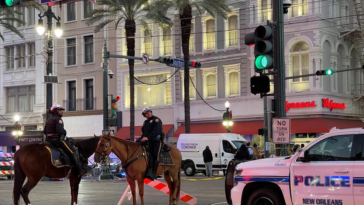 Cordón policial en la intersección entre Canal Street y Bourbon Street en el barrio francés de Nueva Orleans