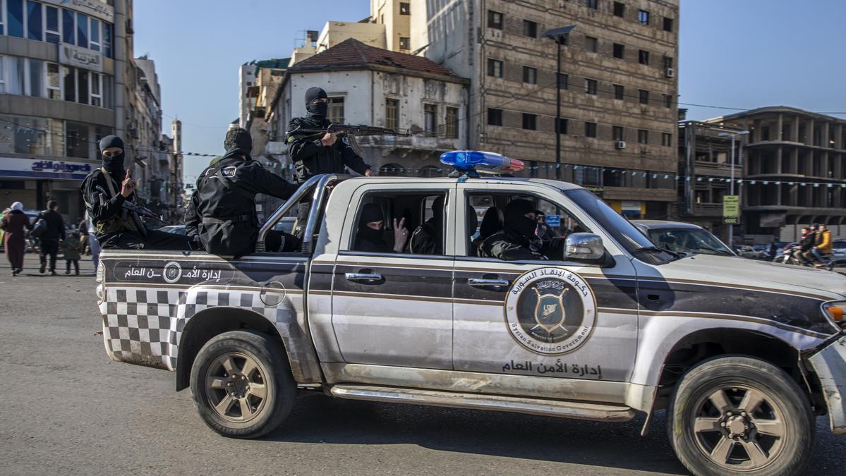 Agentes de la nueva Administración de Seguridad General patrullan en una calle central de Homs, el 14 de enero de 2025.