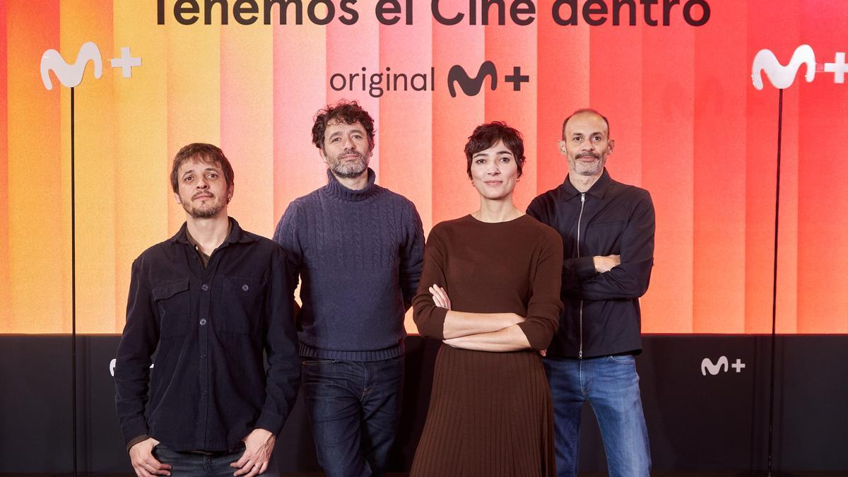 Rodrigo Sorogoyen y Nacho Lavilla (detrás), y Eduardo Villanueva e Isabel Peña (delante), posando en la presentación de Movistar Plus+