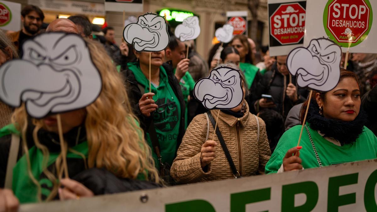 Decenas de personas protestan frente a la sede de Junts en Barcelona, por tumbar el decreto que contenía la moratoria antidesahucios