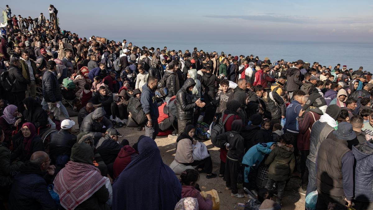 Miles de palestinos esperan a lo largo de la carretera de Rashid para poder regresar al norte de Gaza, este domingo.