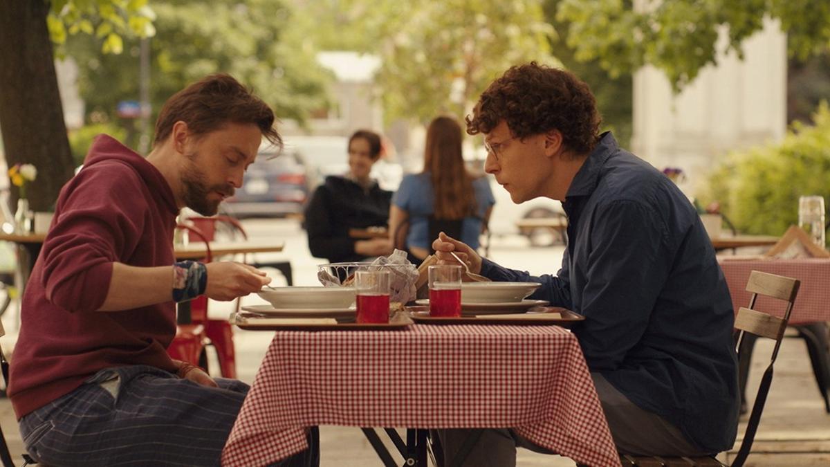 Kieran Culkin y Jesse Eisenberg en un fotograma de 'A Real Pain'