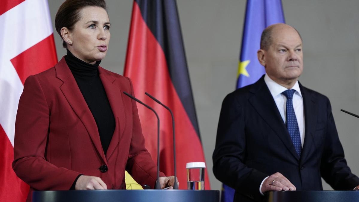 La primera ministra danesa, Mette Frederiksen, y el canciller alemán, Olaf Scholz, en una conferencia de prensa conjunta en Berlín.