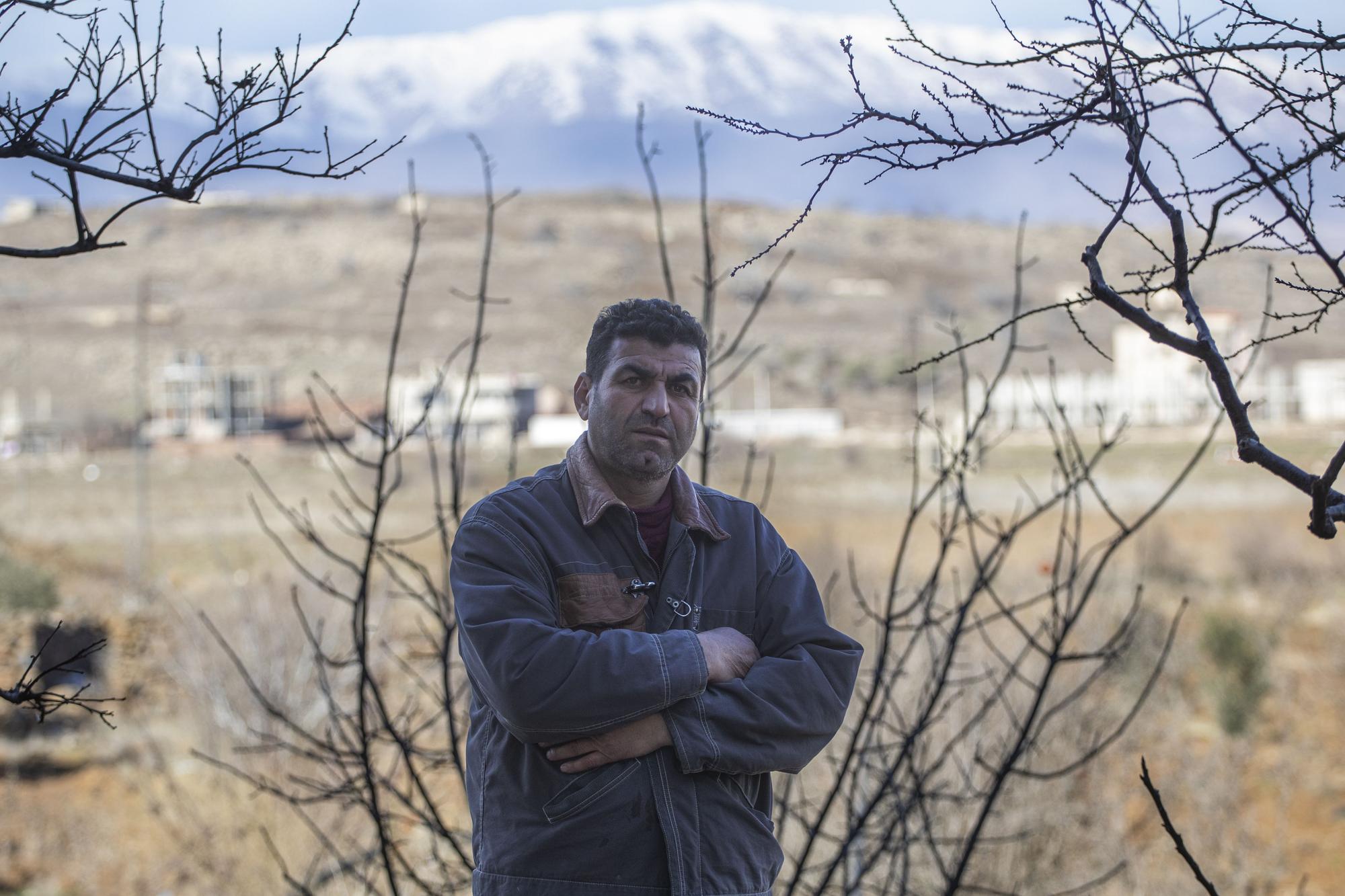 Hassan Al Jubbi en su terreno situado a las afueras de Jan Arnaba y a los pies del monte Hermón, próximo a la frontera israelí, el 9 de enero de 2025.