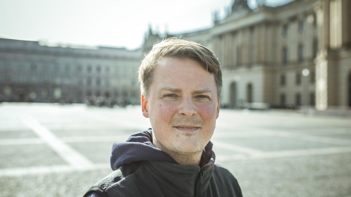 Philipp, en la plaza de Berlín donde los nazis quemaron miles de libros en 1933.