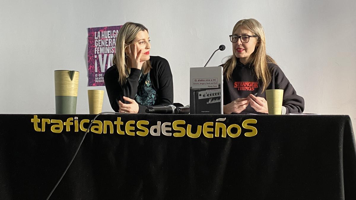 Monty Peiró y Amparo Llanos (d) durante la presentación del libro 'El diablo vino a mí'