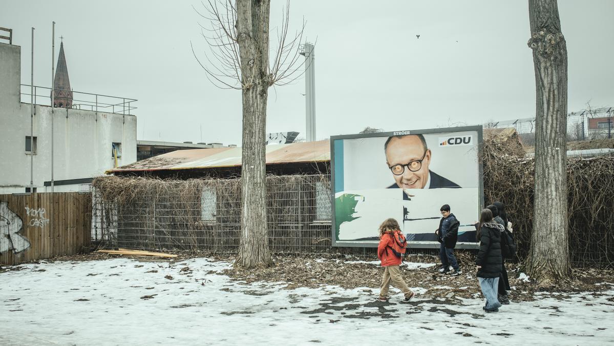 Un cartel estropeado de Friedrich Merz, el candidato de la CDU, en Berlín.