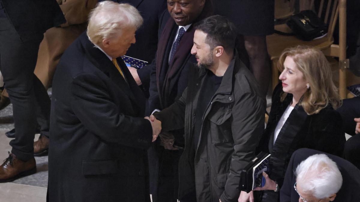 Fotografía de archivo, tomada el pasado 7 de diciembre, en un encuentro del entonces presidente electos, Donald Trump (i), al saludar al presidente de Ucrania, Volodímir Zelenski (c), en París (Francia).