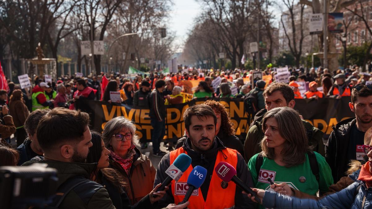 El portavoz de Habitat24, Alejandro Escribano, atendiendo a los medios de comunicación