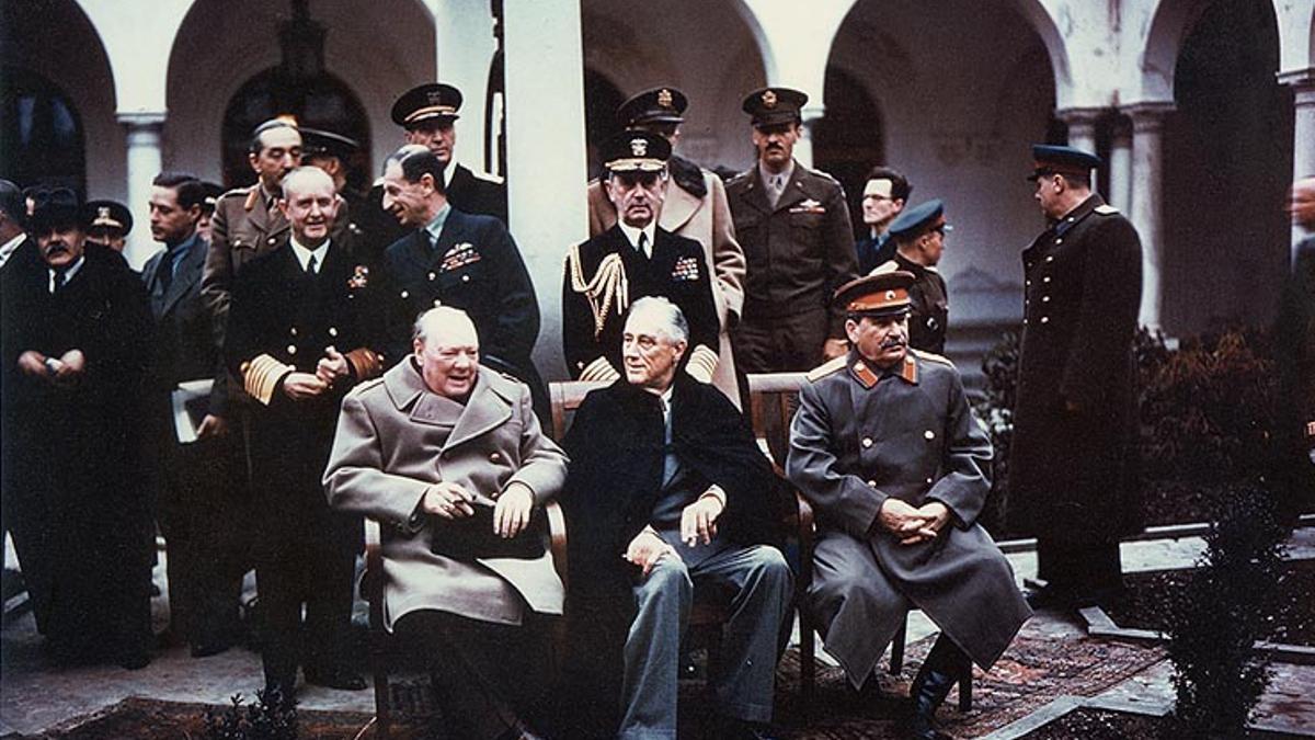 Sentados desde la izquierda: Winston Churchill, Franklin D. Roosevelt y Iósif Stalin.