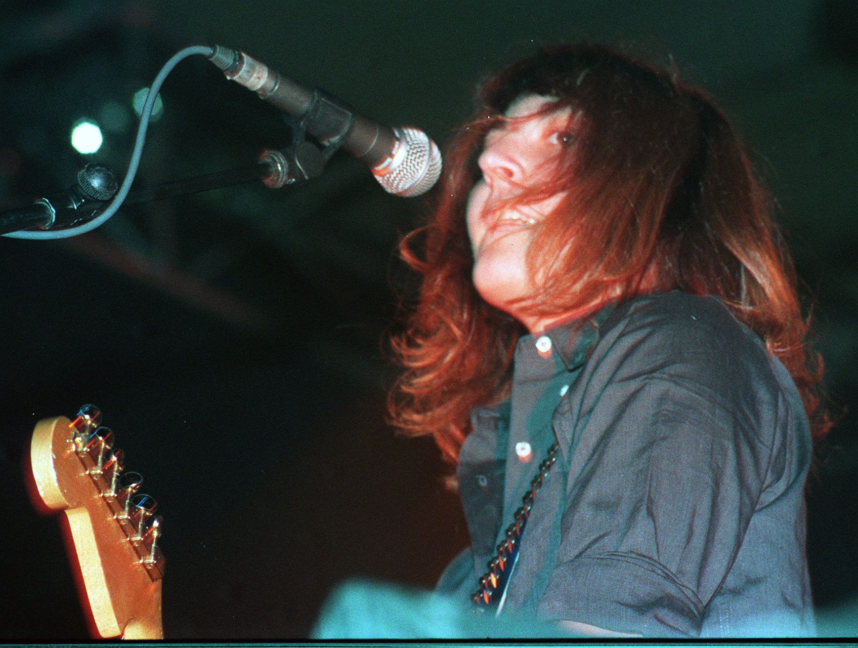 Cristina Llanos en un concierto de Dover en Pamplona en noviembre de 1997