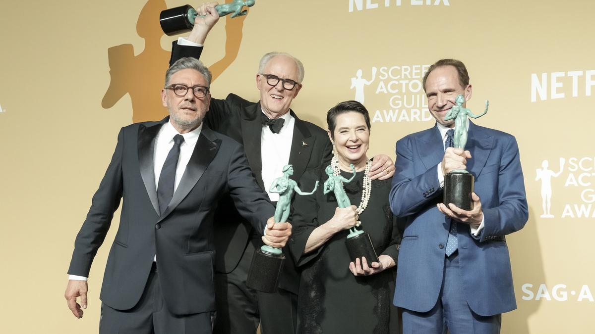 Los actores (de izq. a der.) Sergio Castellitto, John Lithgow, Isabella Rossellini y Ralph Fiennes en la sala de prensa después de que el reparto de la película ‘Conclave’ ganara el premio SAG a la ‘Actuación Sobresaliente de un Reparto en una Película’ durante la 31ª edición de los Premios del Sindicato de Actores en el Shrine Auditorium en Los Ángeles, California, EE.UU. EFE/ALLISON DINNER